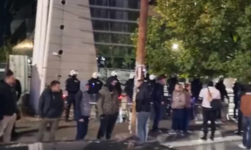 blokiran kružni tok na dedinju: građani zasuli jajima zgradu tv pink, kordon policije obezbeđuje ulaz