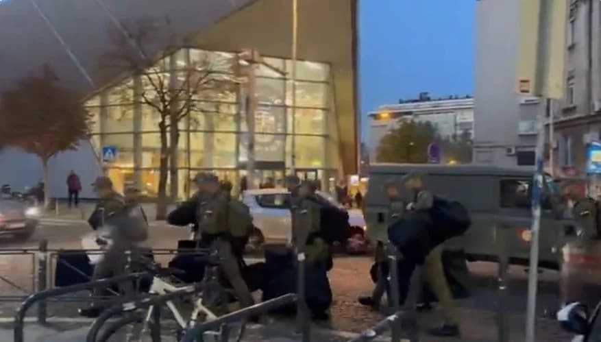 jake policijske snage opkolile pionirski park, stigla i žandarmerija