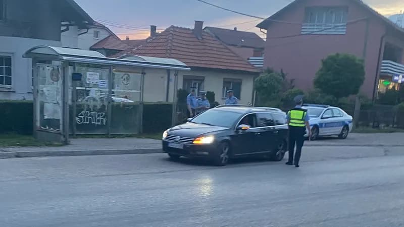 nudio mito policajcu