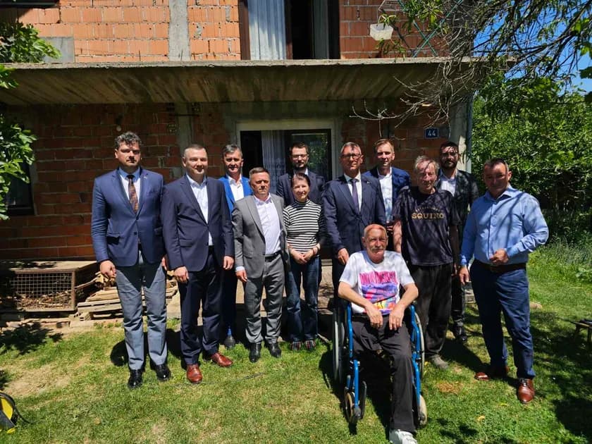 ministar ostojić i načelnik gajić kod porodice nikić