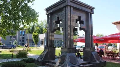 spomen ploča palim borcima u loparama