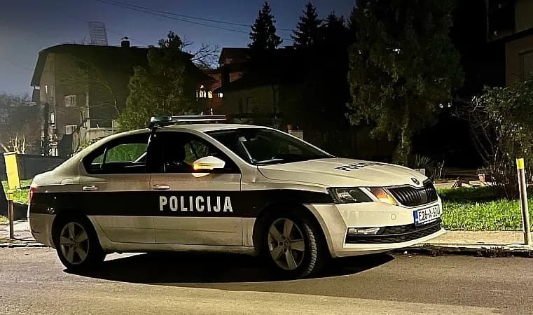 Nesreća tokom slavlja u Sarajevu: Mladić pao sa krova auta, teško povrijeđen