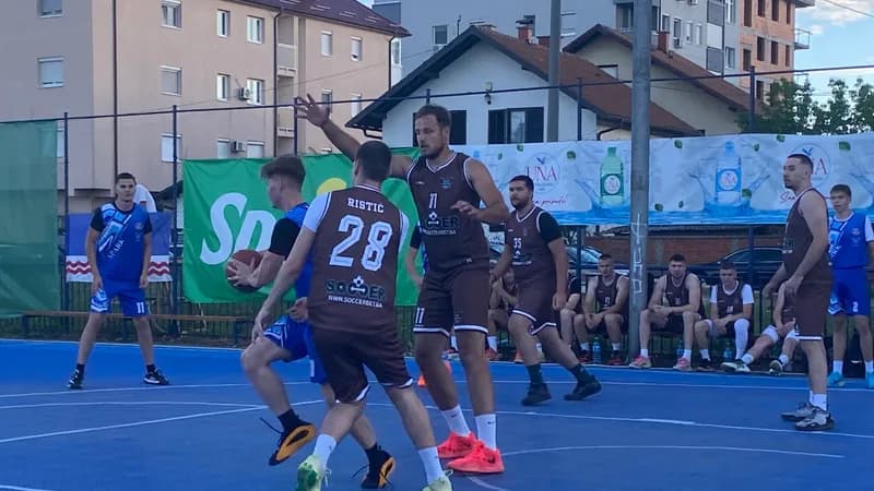 Basket liga Bijeljina ponovo okupila ljubitelje košarke: Teren Radnika bio premali za sve ljubitelje košarke FOTO