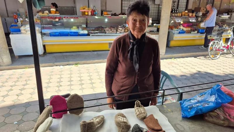 Baka Jelka (80) prodaje vunene čarape na bijeljinskoj pijaci