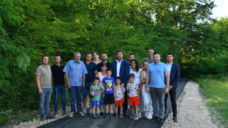Mještani Bjeloševca zajedničkim radom do novog asfalta: Uspješno  realizovana akcija "Ekipa čisti - Grad asfaltira"