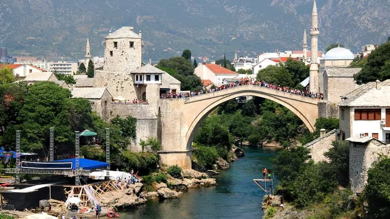 Drama u Mostaru: Skočio sa Starog mosta i nestao u Neretvi