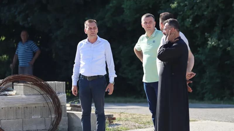 Opština Ugljevik donirala betoniranje porte Hrama Svete Trojice u Mezgraji Kose
