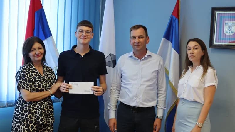 Načelnik Ugljevika nagradio najuspješnije đake za školske i sportske rezultate FOTO
