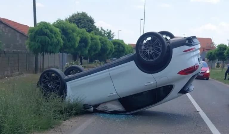Saobraćajna nesreća kod Bijeljine: Zakucao se u banderu, automobil završio na krovu
