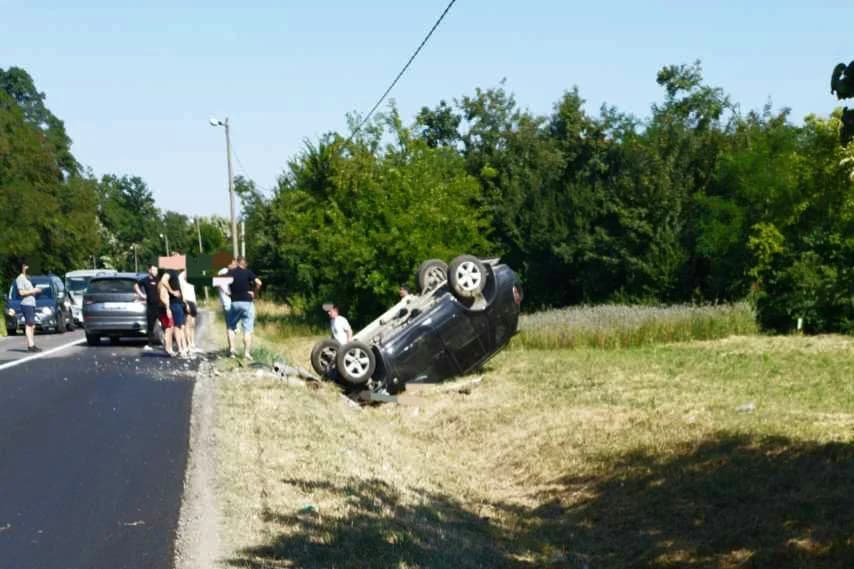 auto u bijeljini završilo na krovu