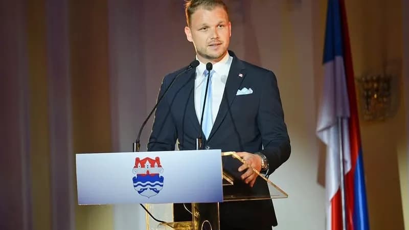 Stanivuković odustao od kandidature, podržao Blanušu i Božovića