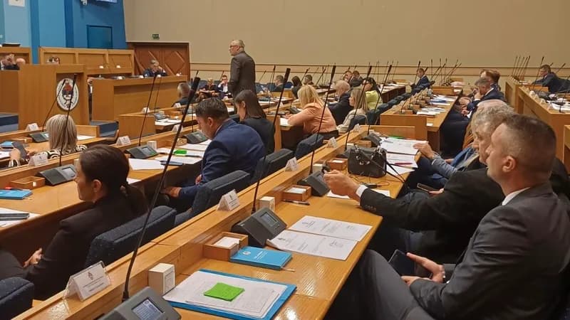 Narodna skupština RS podržala veto Cvijanovićeve, odluka Predsjedništva BiH ništavna