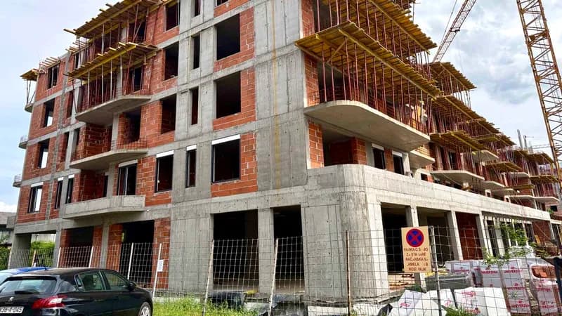 Drama na gradilištu u Novom Pazaru: Srušio se potporni zid, ugroženo više stambenih objekata