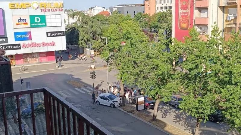 Automobil udarilo u drvo u centru Bijeljine
