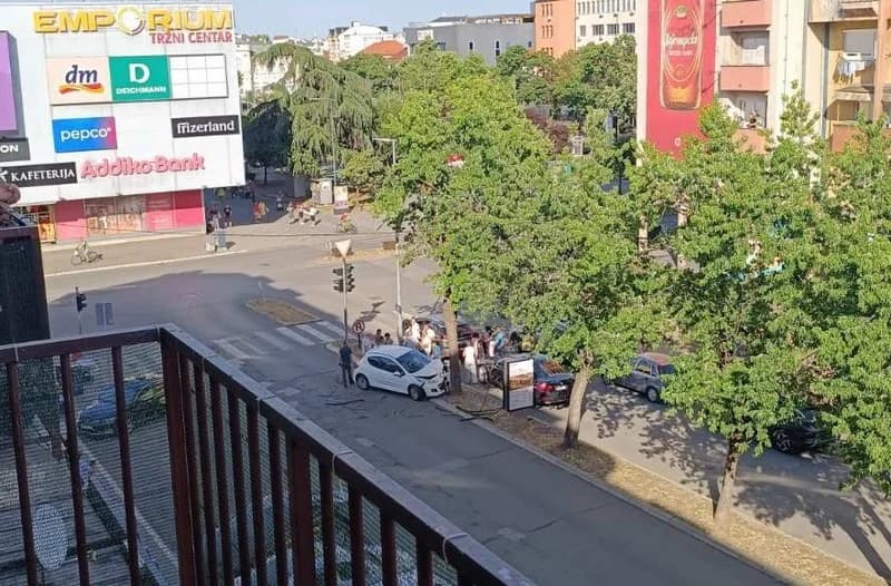 auto udarilo u drvo u centru bijeljina