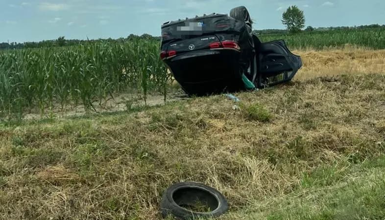 mercedes sletio s puta i završio među kukuruzima