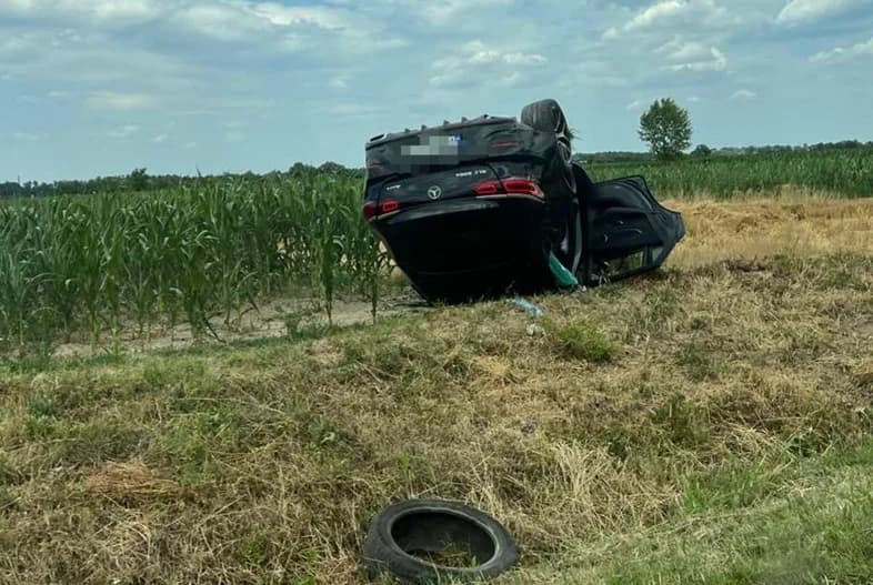 mercedes sletio s puta i završio među kukuruzima