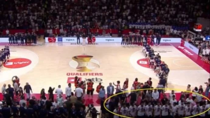 srpski košarkaši okrenuli se prema zastavama srbije i bih