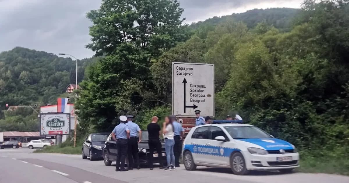 policija pregovara sa muškarcem koji se popeo na drvo