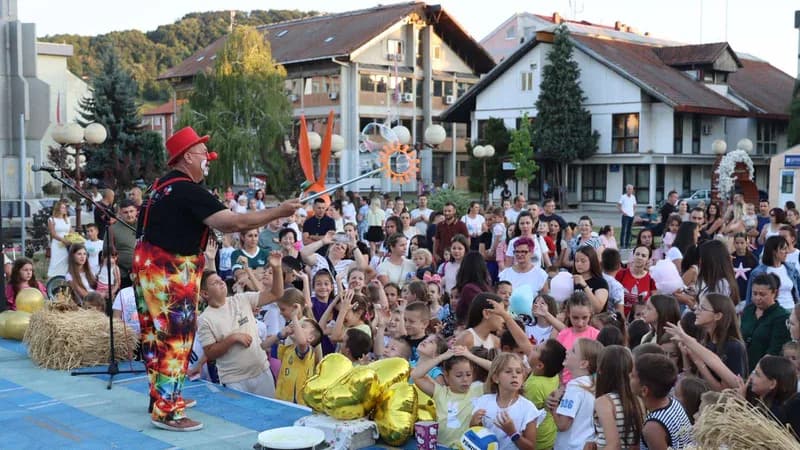 ,,Dječija čarolija sa Zvrletom" oduševila najmlađe u okviru manifestacije „Ljetnje večeri Ugljevik 2026“