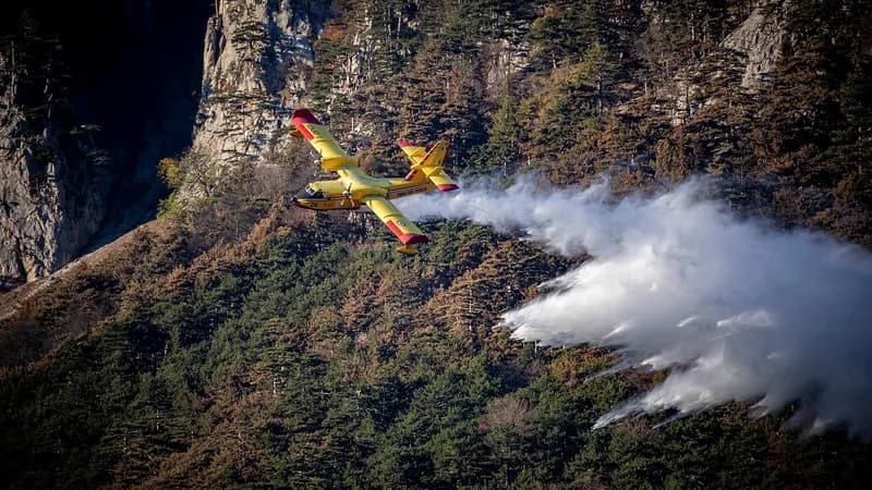 Veliki požar na Korčuli: Zatvorena cesta, stigli kanaderi