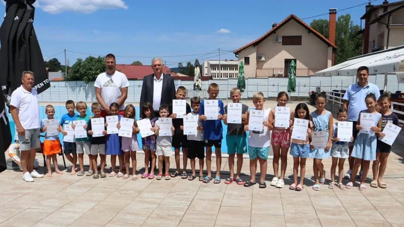 Lopare: Dodijeljene diplome polaznicima Škole plivanja