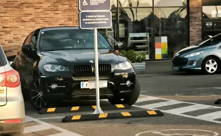 parkiranje na mjestu za invalide