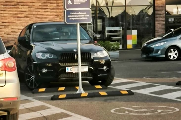 parkiranje na mjestu za invalide