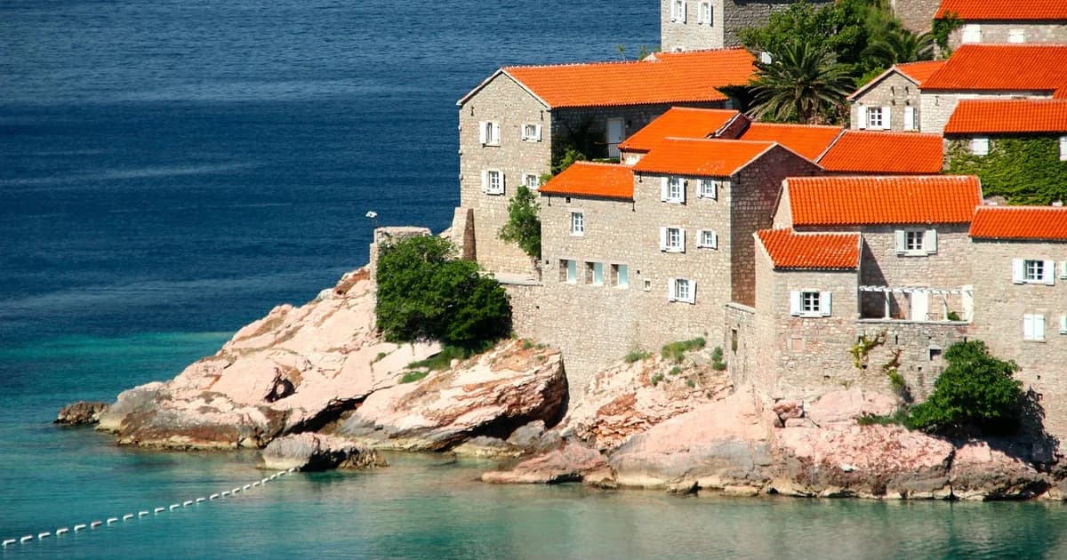 zabranjeno kupanje: crvene zastavice na više crnogorskih plaža