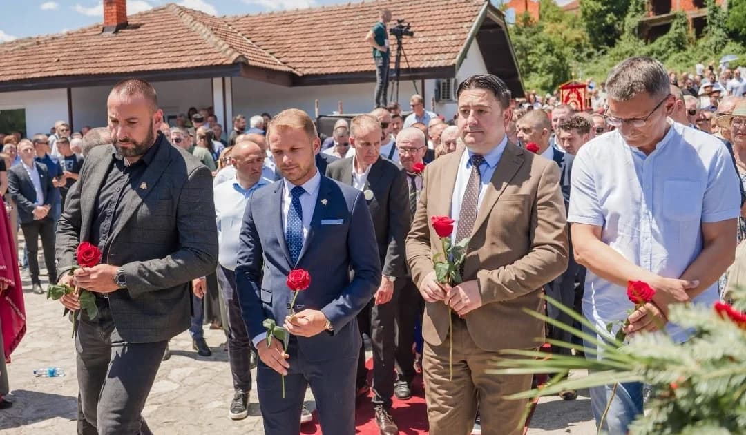 foto: slaviša marković i draško stanivuković među učesnicima obilježavanja stradanja srba iz srednjeg podrinja i birča u bratuncu.