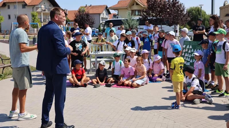 Ugljevik: Uz podršku opštine, 30 mališana krenulo na NTC kamp na Tari