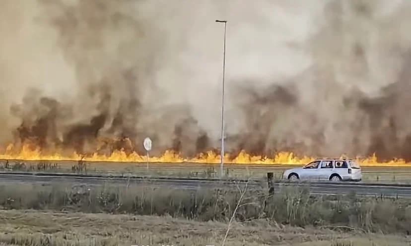 policija se oglasila o požaru na obilaznici oko bijeljine: šta je zapalilo slamu?