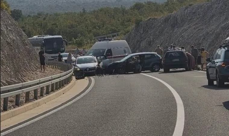Teška nesreća kod Stoca: Sudarilo se nekoliko automobila, više osoba povrijeđeno