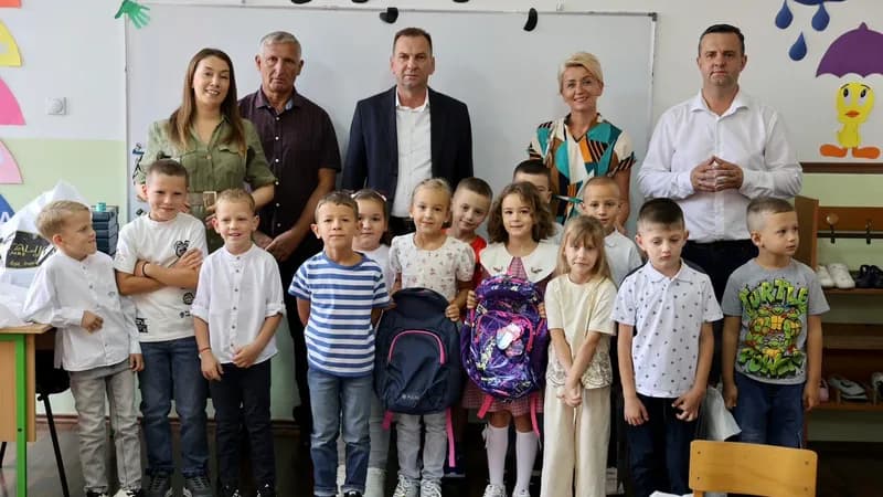 prvi ranac, prvi čas, prvi školski dan: gajić uručio rančeve i poklon-pakete prvačićima