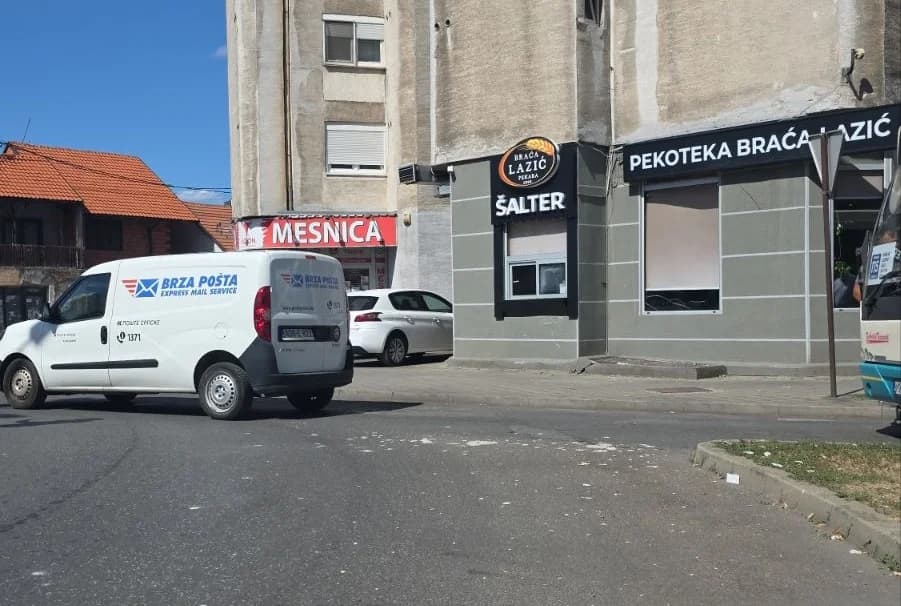 bijeljina: fasada sa zgrade pala na vozilo, intervenisala policija