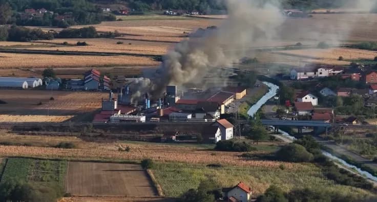 Bijeljina: Požar u pilani "Rašević", gori dio pogona za preradu drveta