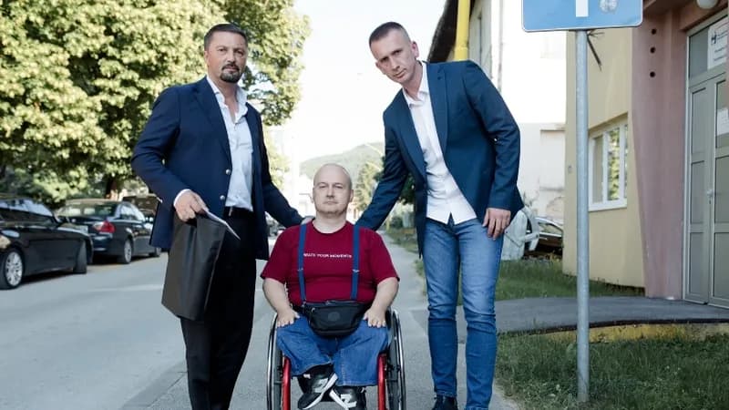 vlasenica – predsjednik rss slavenko ristić i kandidat rss za poslanika mile zoranović uručili donaciju dragoljubu stanišiću