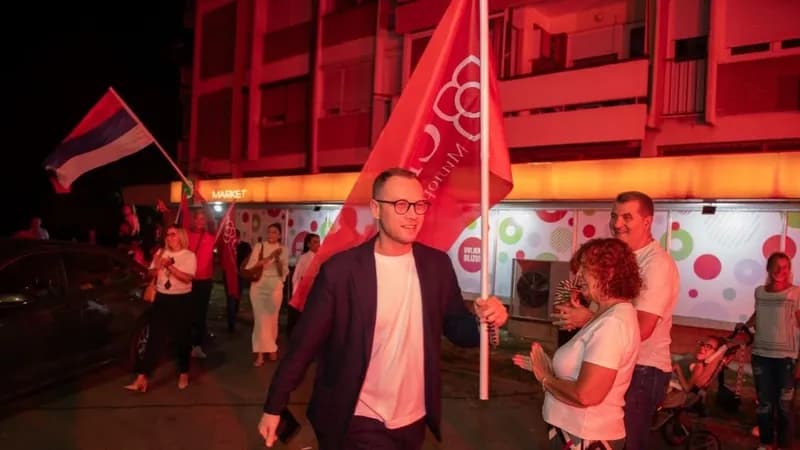 Pobjednička atmosfera na Bogdanovića placu: Savić i kandidati SNSD-a pred građanima