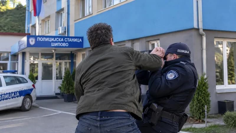 u šipovu napadnut policajac u stanici