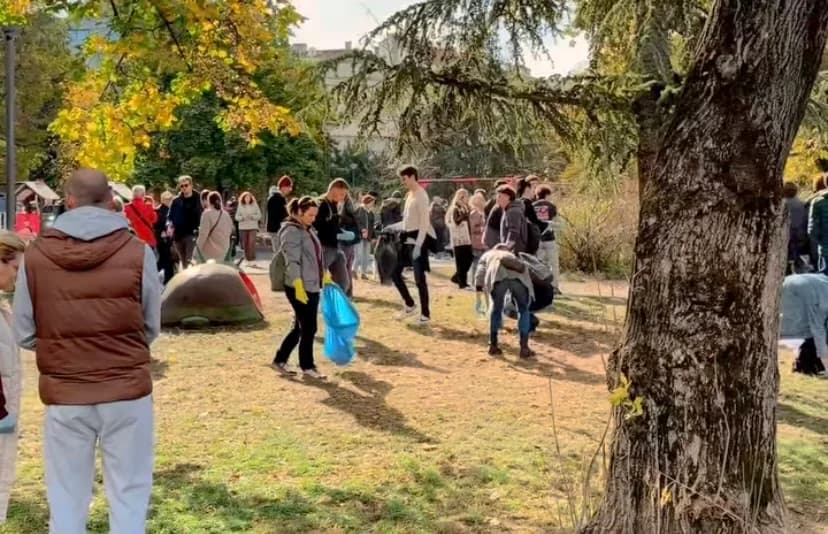 građani čiste ćacilend, u novom sadu se slavi pobjeda studentske liste: kolo i u jovinoj gimnaziji