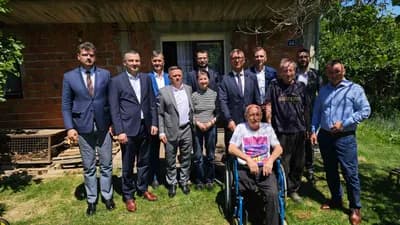 ministar ostojić i načelnik gajić kod porodice nikić