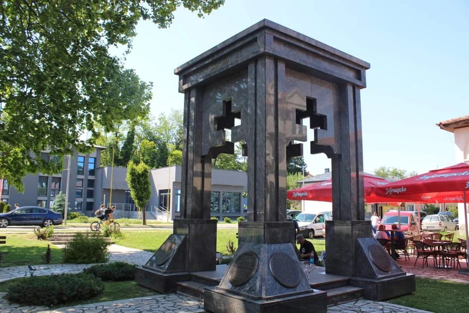 spomen ploča palim borcima u loparama