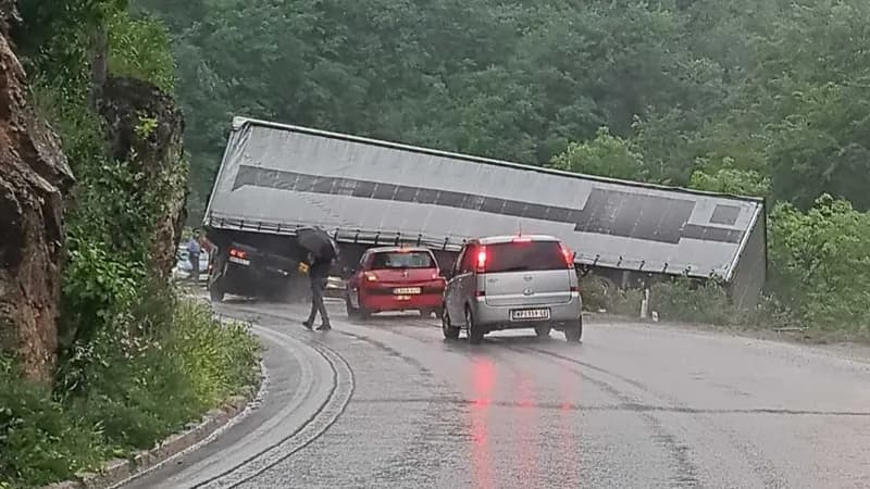 prevrnuo se šleper u mjestu kovanj saobraćaj otežan