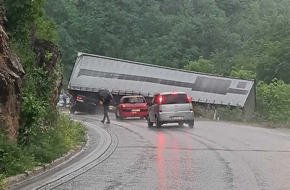 prevrnuo se šleper u mjestu kovanj saobraćaj otežan