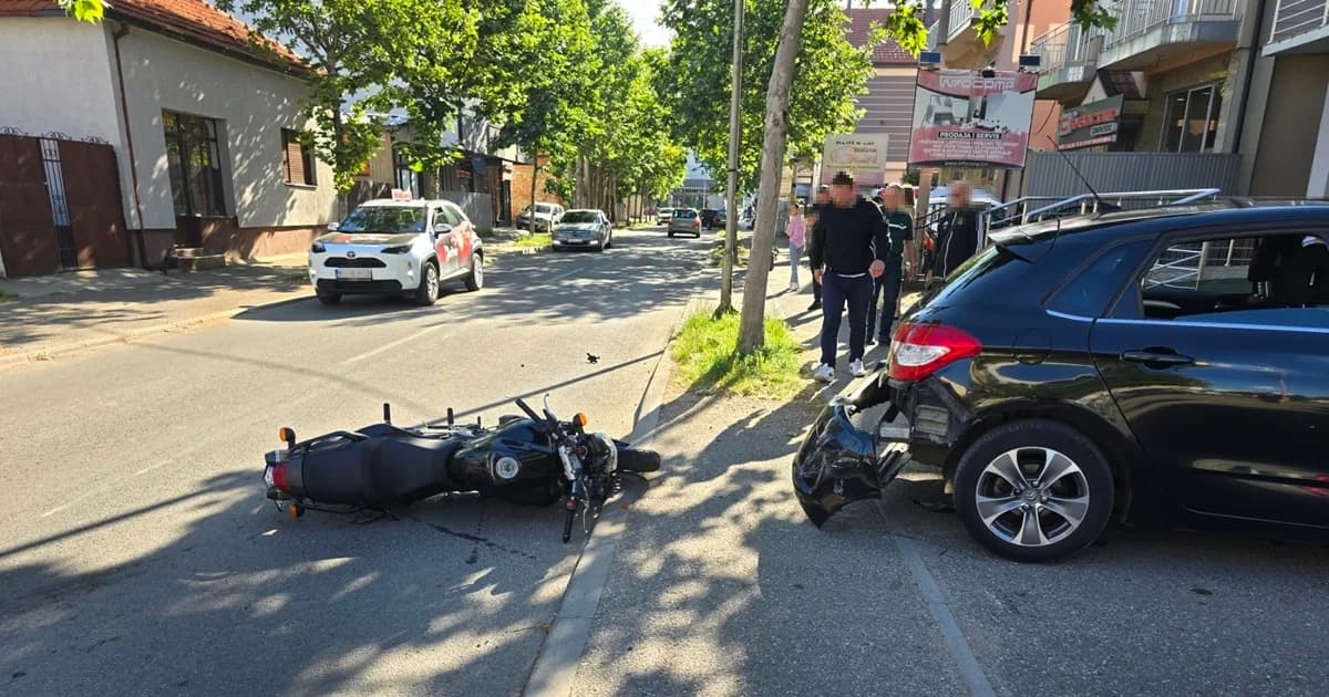 sudar automobila i motocikla, saobraćaj usporen