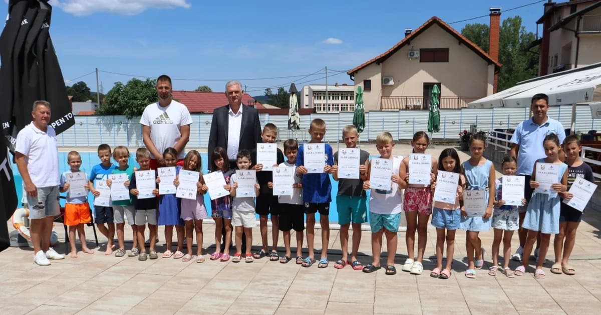 dodijeljene diplome polaznicima škole plivanja