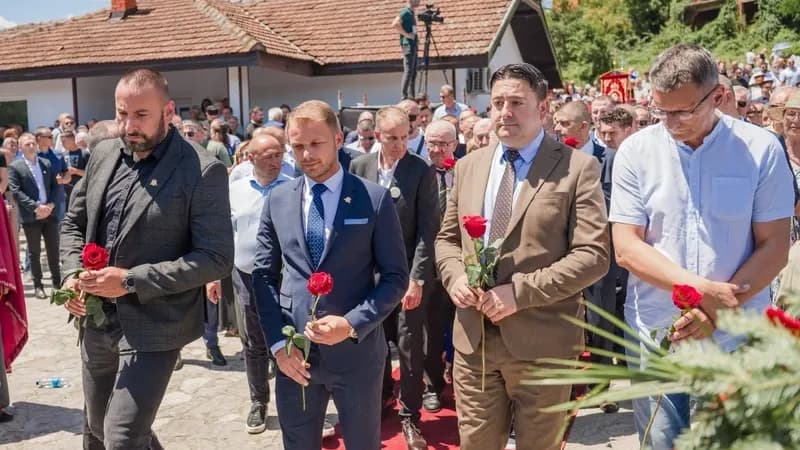 Degacija Pokreta Sigurna Srpska odala počast stradalim Srbima iz srednjeg Podrinja i Birča